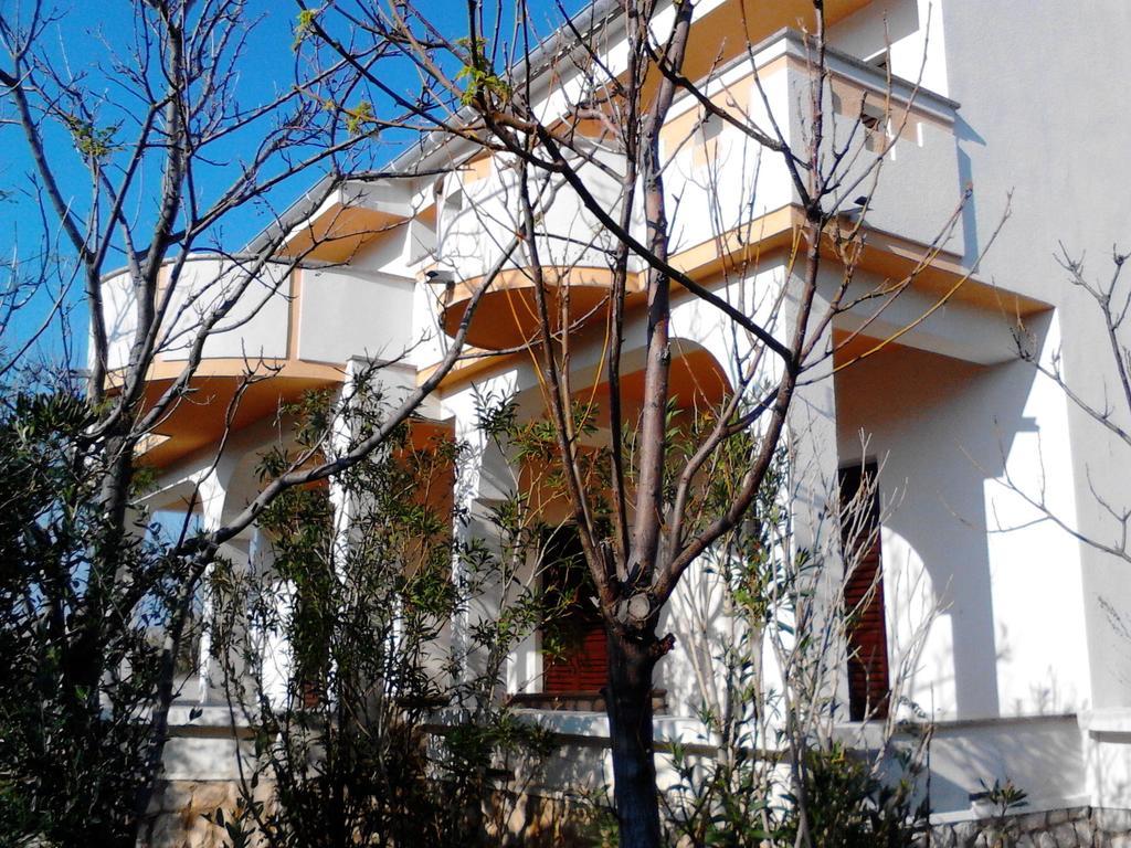 Apartments Kresimir Beauty With Shadow Trees And Parking Place Pag Town Exterior photo