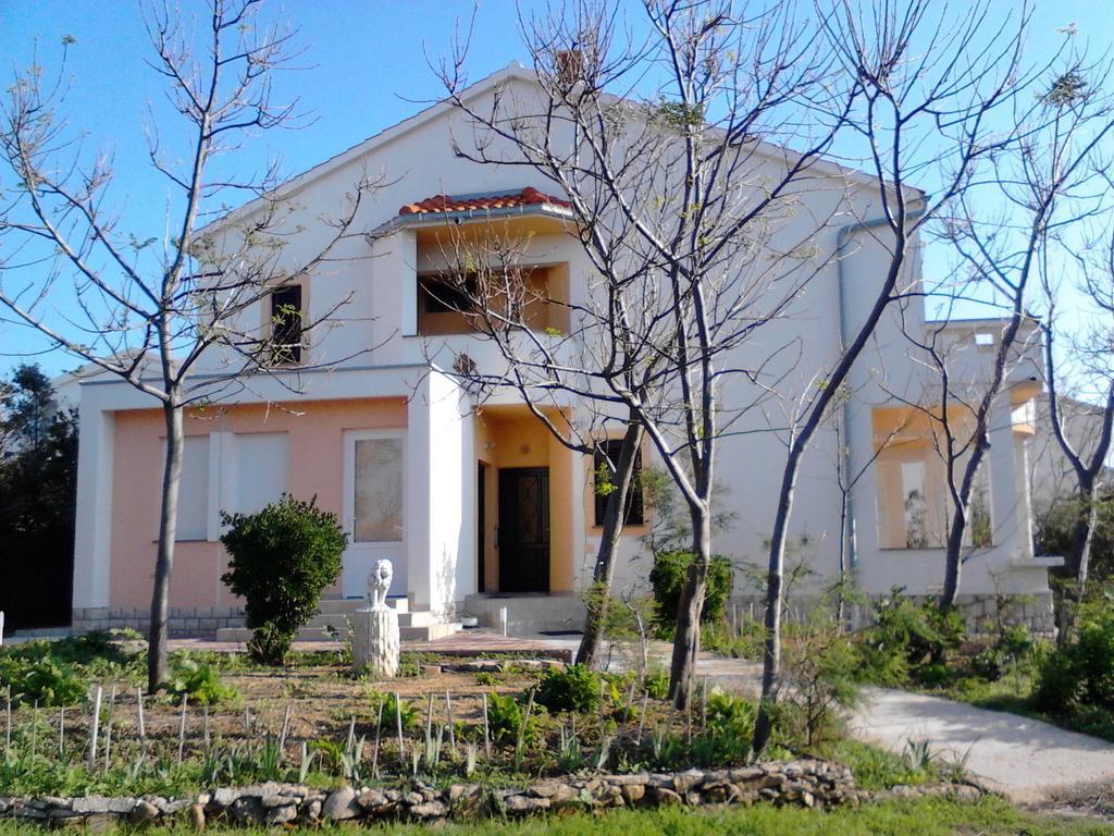 Apartments Kresimir Beauty With Shadow Trees And Parking Place Pag Town Exterior photo