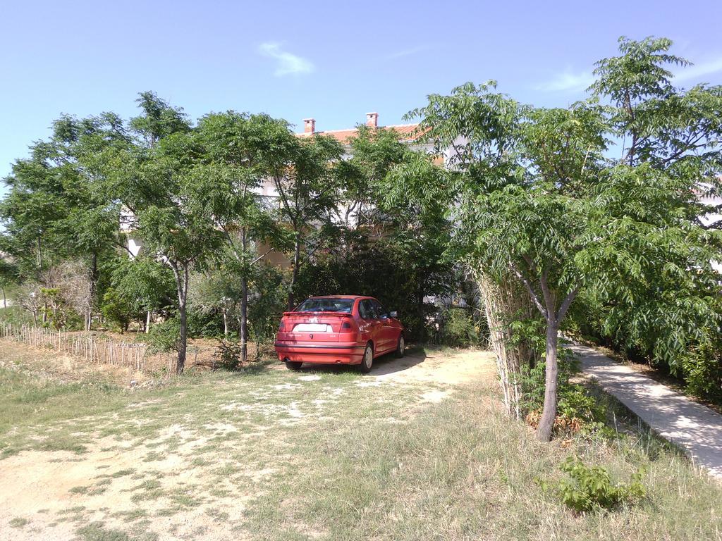 Apartments Kresimir Beauty With Shadow Trees And Parking Place Pag Town Exterior photo